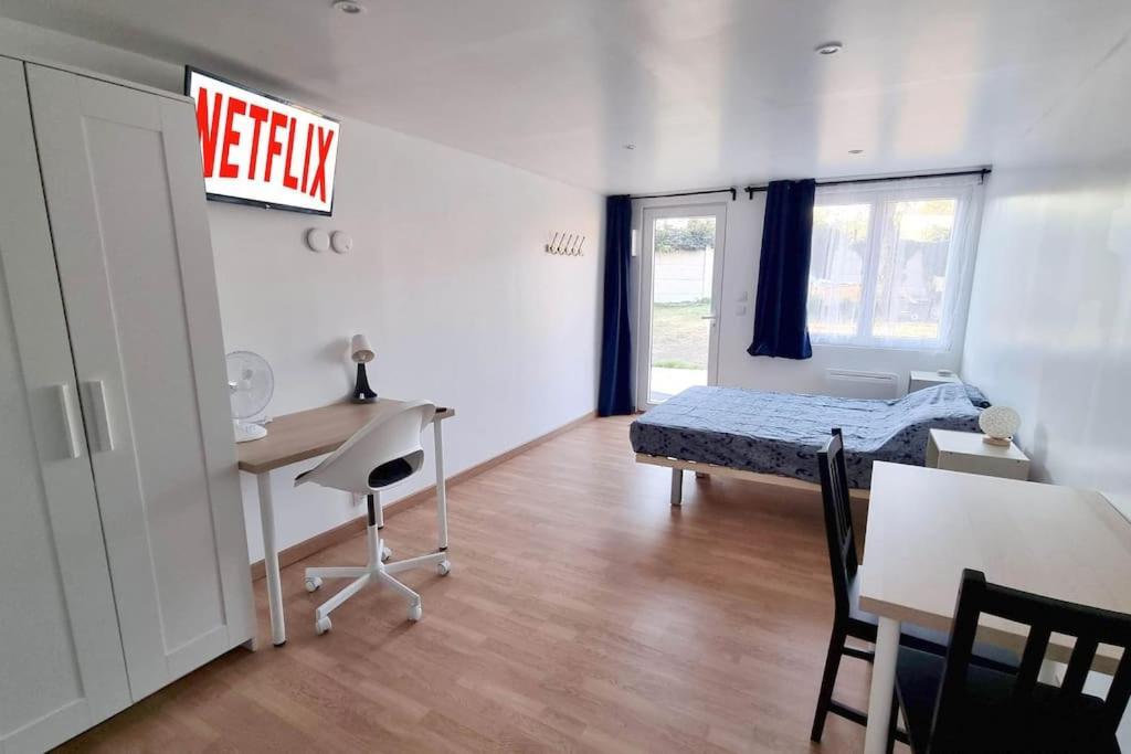 Studio En Rez De Jardin Avec Terrasse Privee - Le Petit Chateau Avesnois - Tv - Wifi - Logement Complet Avesnes-sur-Helpe Kültér fotó