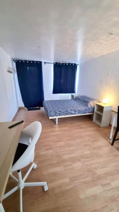 Studio En Rez De Jardin Avec Terrasse Privee - Le Petit Chateau Avesnois - Tv - Wifi - Logement Complet Avesnes-sur-Helpe Kültér fotó